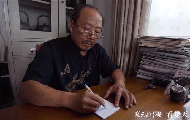 |65岁的非遗传承人每天手写20封信，“你愿意做我的徒弟吗？”