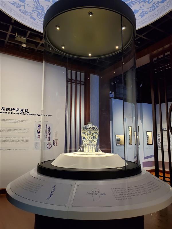 |元青花四爱梅瓶全新亮相武汉博物馆：独占150平方米，观众可触摸旋转