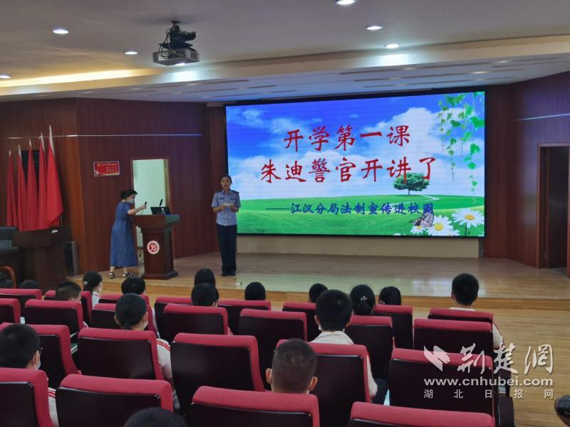 |开学日，武汉万警全力护航返校复课