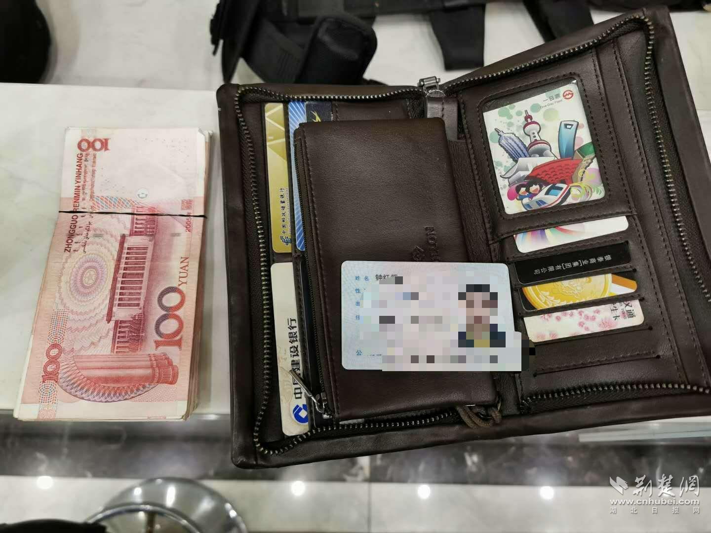 |捡到满是百元钞票的钱包后，她拦下了正在巡逻的警车