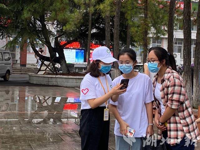 |双子塔下，中南民大各族新生来报到