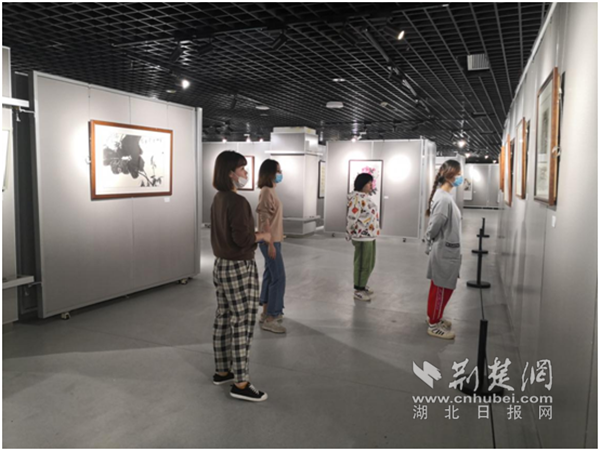 |洪山区举办抗疫书画展致敬“战疫勇士”