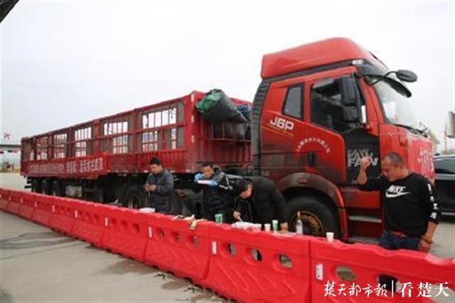 |曾往武汉义务送菜10趟的山东汉子，送儿子来汉读大学