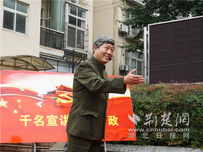 |喜迎国庆 武科大国旗班走进青山区绿景苑社区升国旗