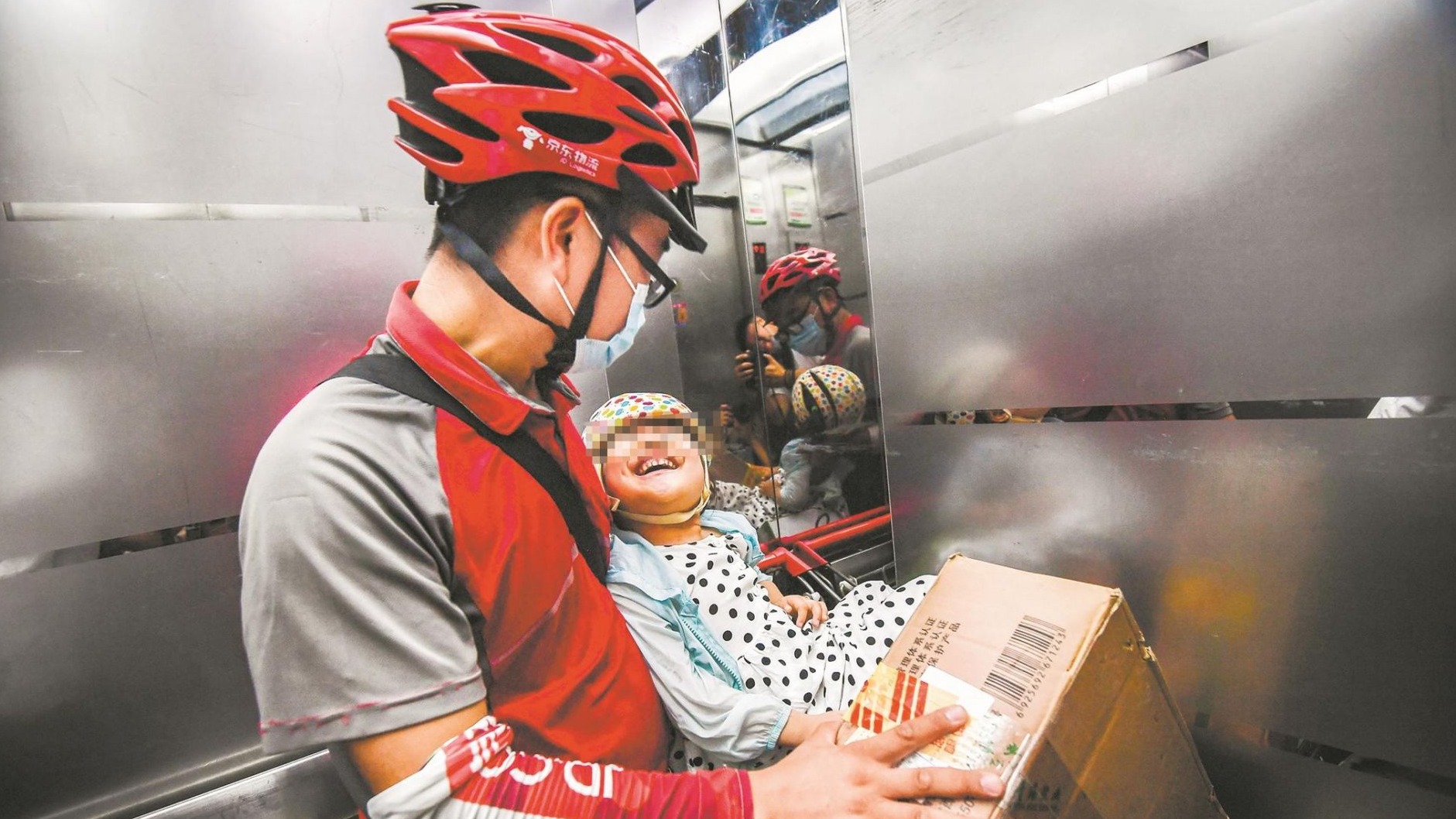 “袋鼠爸爸”腰系脑瘫女儿送快递