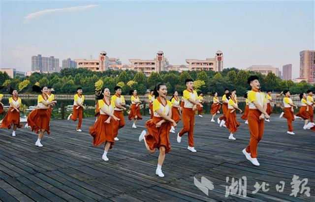 |舞出荆风楚韵 第五届群众广场舞展演来了
