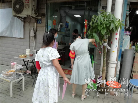 |社区“吹哨”党员“报到” 武昌保望堤社区全家总动员助力创城