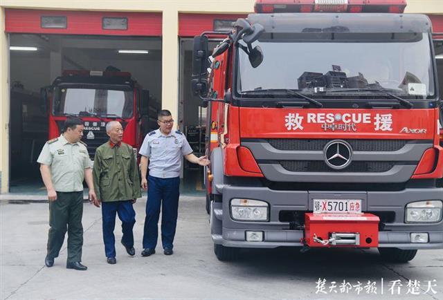 |必须致敬！一家三代都是消防员，赴汤蹈火救人于危难！