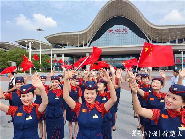 |武汉铁路黄金周运输启幕，“高姐”武汉站玩快闪