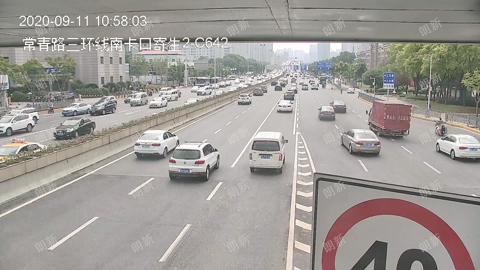 |常青路限制变道新规提升通行效率 武汉交警欢迎市民继续提出优化建议