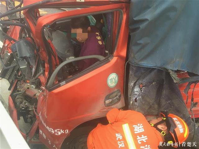 |货车撞上高速隔离带司机被困，武汉消防拆车救人