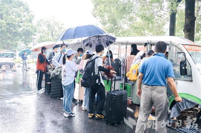 |双子塔下，中南民大各族新生来报到