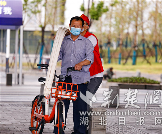 | 6名“蒲公英”志愿者上街开展志愿服务