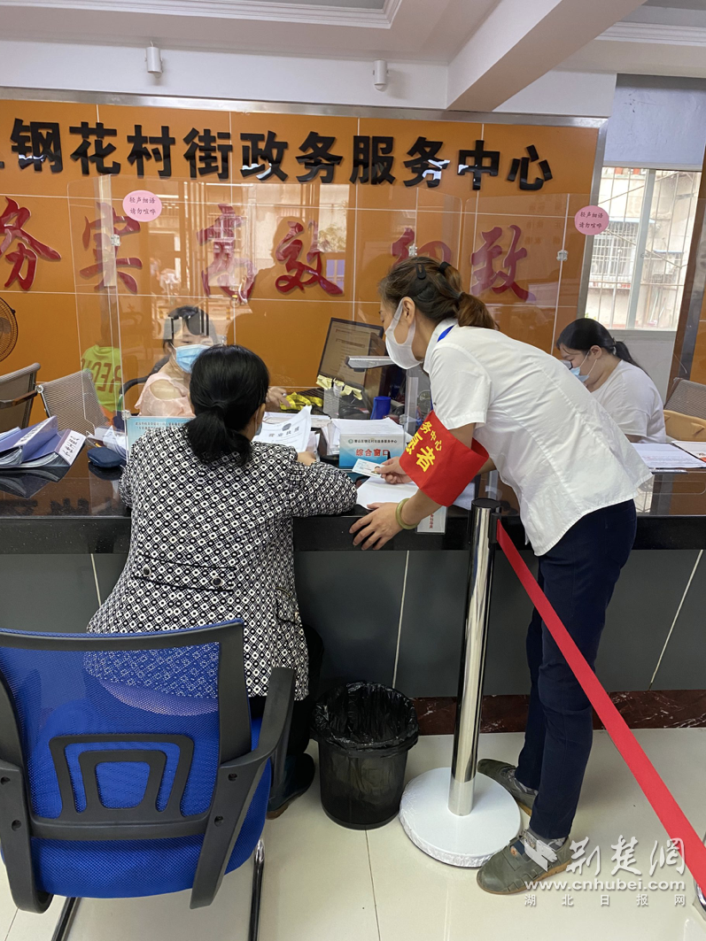 |青山区首例！钢花村街政务服务中心率先推出专职“政务引导员”
