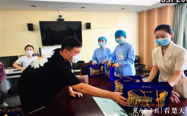 |疫情期间滞留江城当志愿者，“大连”重回武汉：出机场就想哭