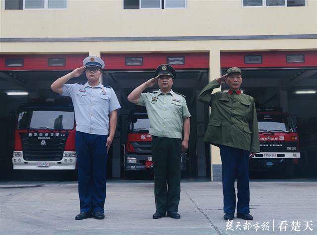 |必须致敬！一家三代都是消防员，赴汤蹈火救人于危难！