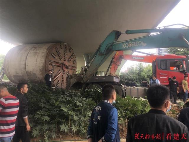 |大货车被卡岳家嘴立交桥最新进展：两台挖机到场实施顶推