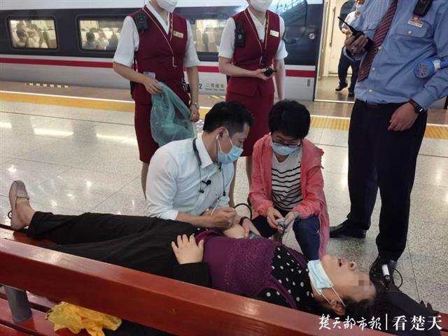 |疫后首访武汉再结新缘分，援鄂医生高铁上紧急救人