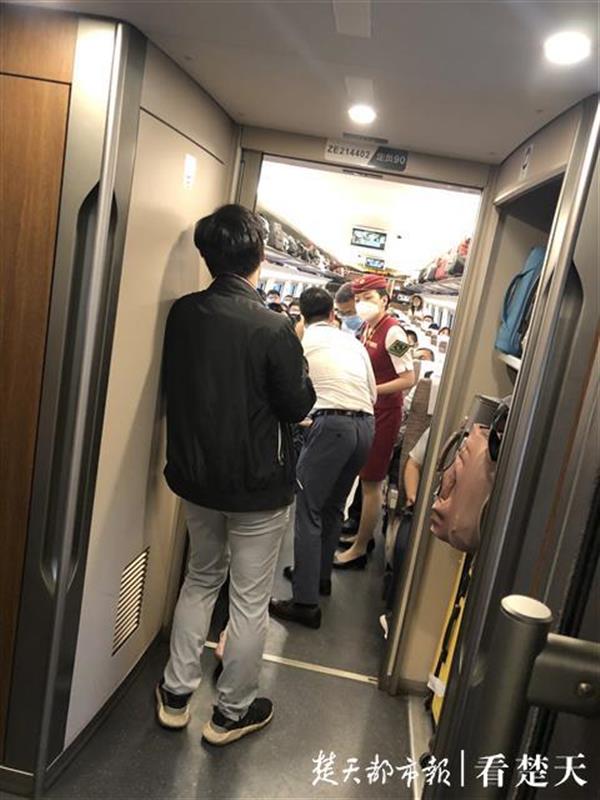 |疫后首访武汉再结新缘分，援鄂医生高铁上紧急救人