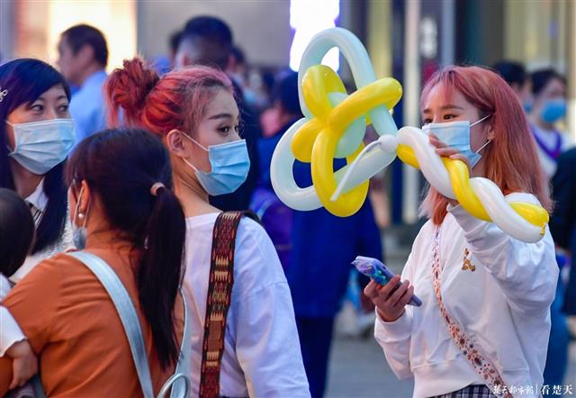 |江汉路步行街！重启试运营首日，市民纷纷冒雨来打卡