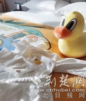 |荆楚星主播走进武汉洲际 五星级大厨江边做烧烤引刷屏
