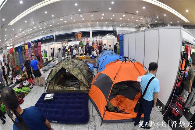 全透明星空帐篷、20米长“炮杆”受青睐江城户外休闲装备再升级泛亚电竞 泛亚竞技(图8)