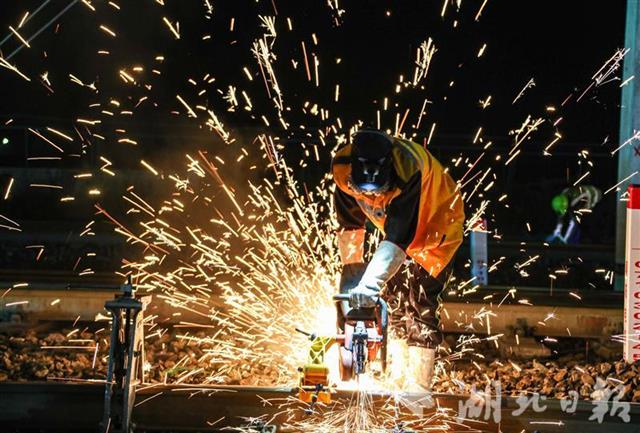 |2000多名铁军深夜鏖战焦柳线打通北煤南运“肠梗阻”