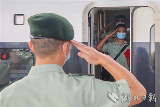 |武警战士退伍踏上新征程