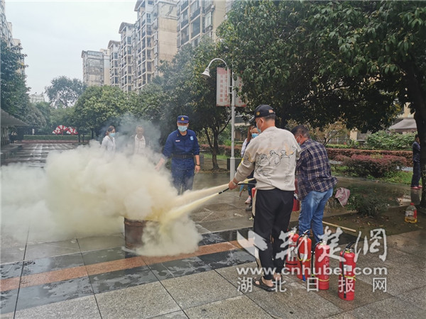 |喜迎国庆 武科大国旗班走进青山区绿景苑社区升国旗