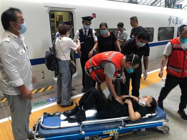 |旅客突发疾病，乘务员紧急处置化险为夷