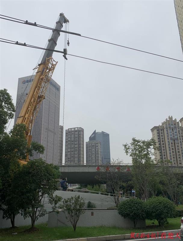 |大货车被卡岳家嘴立交桥最新进展：两台挖机到场实施顶推