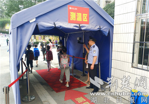 |开学首日 保康警方出动两百余警力护航