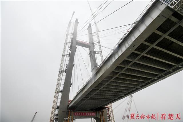 |黄金周没有“说走就走”的旅行，千人坚守工地建设赤壁长江大桥