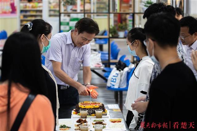 |暖！5名大学新生生日来校报到，校长送上长寿面