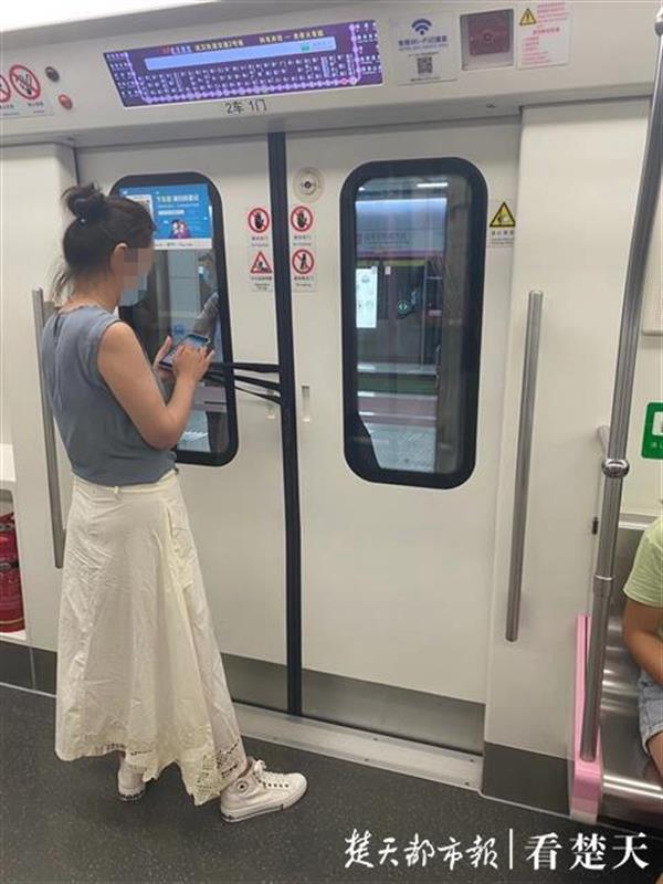 地铁关门时女子甩包强行冲关，包包被夹耽误一车乘客10多分钟
