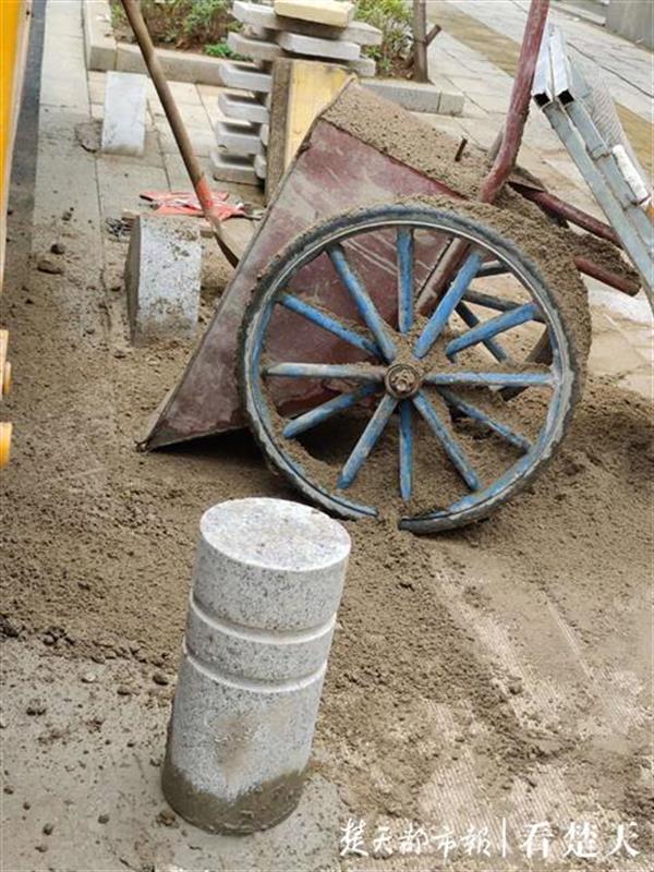 |矮石墩墩“埋伏”地铁口，车辆遇“袭”弹出安全气囊