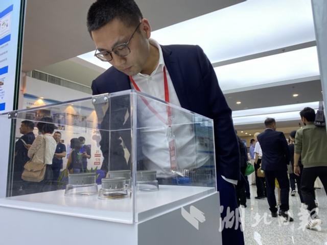 |中国企业家俱乐部理事湖北行——参观武汉光电国家研究中心