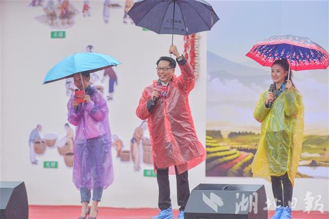 |中国文联省文联文艺志愿者送文艺下乡 “庆丰收”系列演出搅热鄂西乡村