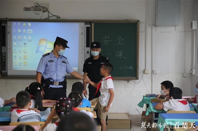 武汉开学首日，各中小学、幼儿园平安有序