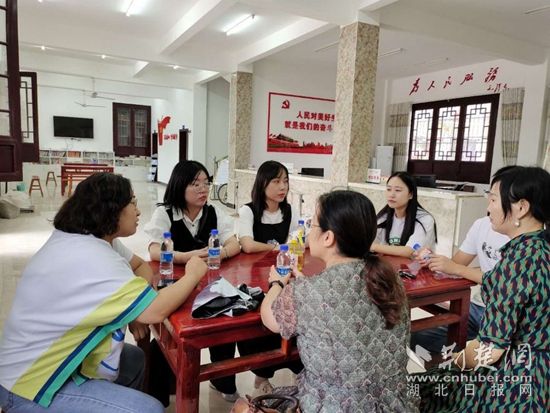 |湖北理工学院“语言扶贫”助村民从土话吆喝转到普通话直播