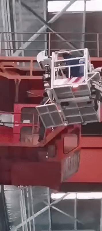 |工厂意外停电2名操作员被困10米高起重机操作室，武汉消防成功营救