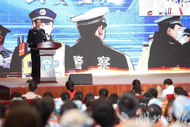 |抗疫报告会走进武汉大学