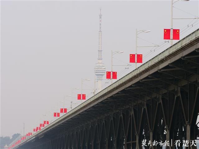 |武汉全城“飘红”！4万面国旗妆点江城