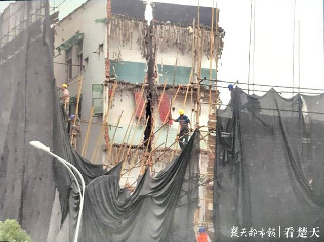 |汉阳一待拆民房垮塌？实为拆迁过程中，部分墙体撞击脚手架……