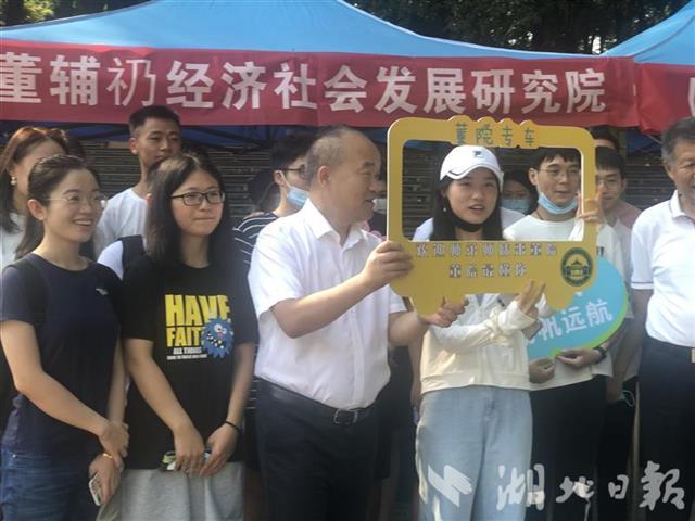 |武汉大学研究生新生来了！男女比例1:1