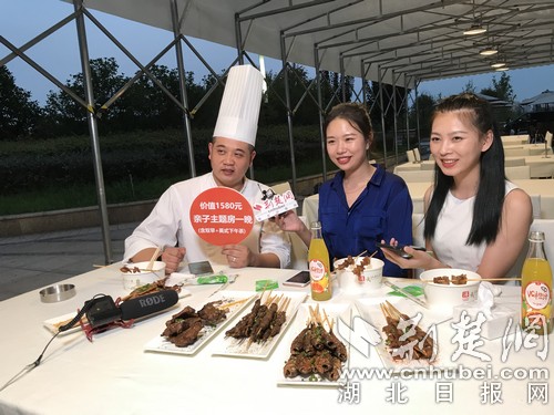 |荆楚星主播走进武汉洲际 五星级大厨江边做烧烤引刷屏
