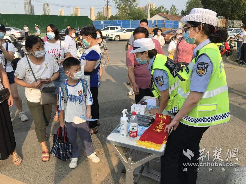|开学日，武汉万警全力护航返校复课