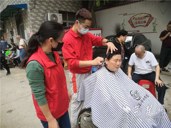 |武汉市星星社区举办“迎中秋、庆国庆”感恩邻里情便民活动