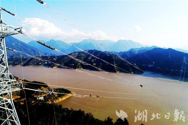 |跨越长江，电网工人峡江上走网丝