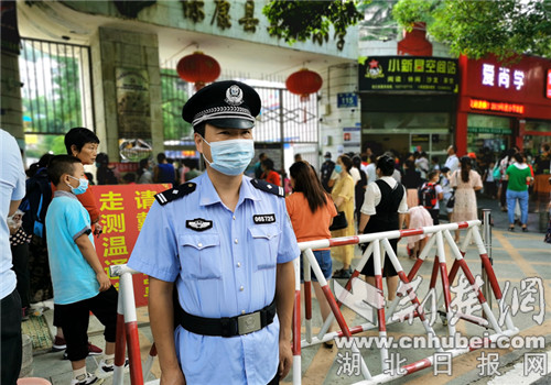 |开学首日 保康警方出动两百余警力护航